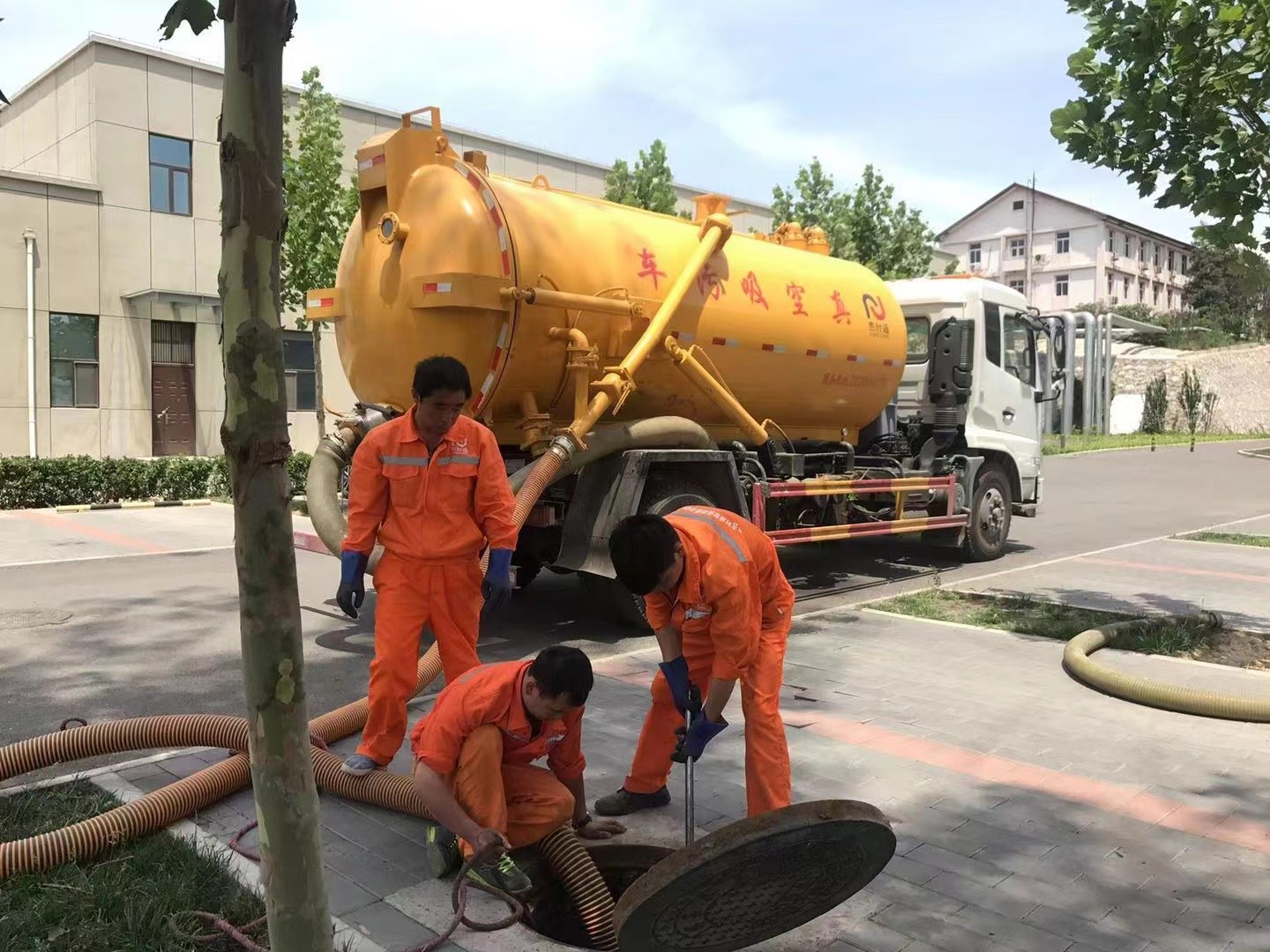 大涌镇管道疏通车停在窨井附近